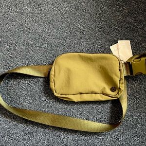 Lululemon Everywhere belt bag NWT